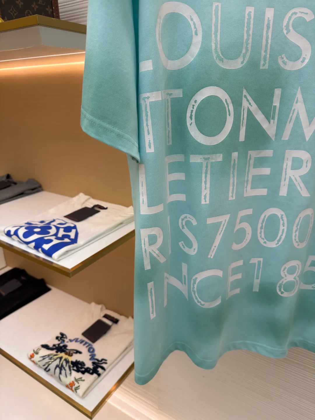 LOUIS VUITTON tie-dye printed cotton T-shirt ●Original version: Purchased and developed for 8500 ●Item number: 1682282-A15 ●Fabric: cotton fabric ●Technology: tie-dye printing production ●Color: blue ●Version: fitted version ●Weight: about 300 grams ●Size: S-M-L-XL ●Description: This Louis Vuitton letter-printed short-sleeved T-shirt is made of high-count combed cotton fabric. It has been treated with pre-washing water to achieve a soft and skin-friendly touch while avoiding shrinkage and deformation after wearing. The body of the shirt has a fresh mint green tone. The color is dyed through an environmentally friendly reactive dyeing process. It has high color fastness and is not easy to fade after being washed for a long time. The front letter printing uses imported glue screen printing technology and is completed in multiple overprints. The edges of the fonts are clear and textured, forming a natural concave and convex contrast with the fabric. The body is cut into a loose off-shoulder version, and the shoulder seams are embedded with a clipping process. The lines are smooth and have no irritation on the skin. The neckline is equipped with a double-needle ribbed hemming design, which is durable and not easy to loosen. Every stitch strictly follows the brand's craftsmanship standards. The details highlight the rigor and sophistication of luxury product production. The brand's classic logo and modern craftsmanship are integrated to create a ready-to-wear effect with both texture and design. The overall wiring is straight and delicate, the fabric is comfortable and soft, and the color is consistent without color difference. It can be matched with the same style to create a fashionable look and control various occasions. Customized accessories, complete with three standards, same style for men and women!